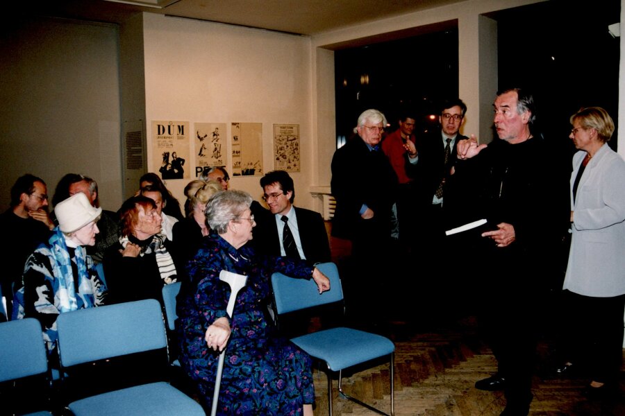 vpravo Hana Karkanová, Pavel Liška, Lubomír Slavíček, Robert Janás, Petr Spielmann; sedící v předu Dora Müller; foto: Anna Pecková